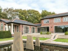 Ikona Man Utd opäť ponúka na predaj úžasné sídlo za 5,5 milióna libier so SEDMIMI kúpeľňami Legenda Manchestru United Mark Hughes počas svojho pôsobenia v Southamptone