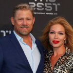 Bývalý dánsky brankár Peter Schmeichel (vľavo) a Laura von Lindholm prichádzajú na zelený koberec pred udeľovaním cien The Best FIFA Football Awards - Show v Royal Festival Hall 24. septembra 2018 v Londýne, Anglicko