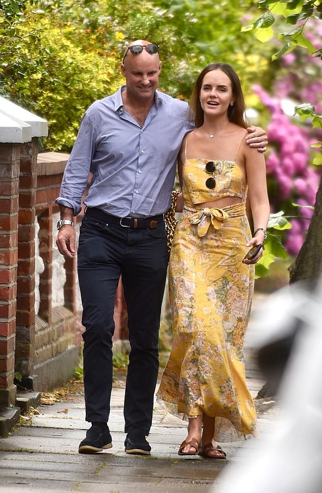 Ikona anglického kriketu Andrew Strauss (48) sa chystá oženiť sa Legenda anglického kriketu Andrew Strauss (48) sa budúci mesiac ožení so svojou priateľkou Antoniou Linnaeus-Peat (30).