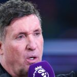Robbie Fowler hovorí na ihrisku do mikrofónu