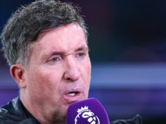 Ikona klubu vyvolala tri podpisy Liverpoolu, keď spochybnili rozhodnutia Arneho Slotu Robbie Fowler hovorí na ihrisku do mikrofónu