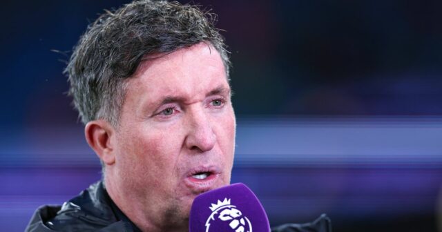Ikona klubu vyvolala tri podpisy Liverpoolu, keď spochybnili rozhodnutia Arneho Robbie Fowler hovorí na ihrisku do mikrofónu