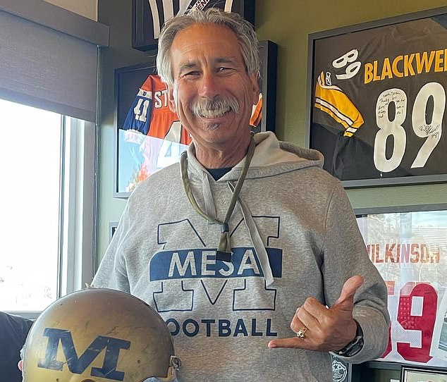 Ikonický futbalový tréner a hviezda Last Chance U John Beam Legendárny futbalový tréner John Beam zomrel vo veku 66 rokov po strele v Oaklande