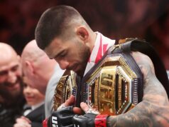 Ilia Topuria poskytuje informácie o budúcnosti UFC, pretože fanúšikovia čakajú na ďalší krok Ilia Topuria (v strede vľavo) v súboji s Paddym Pimblettom v júni (Getty Images)