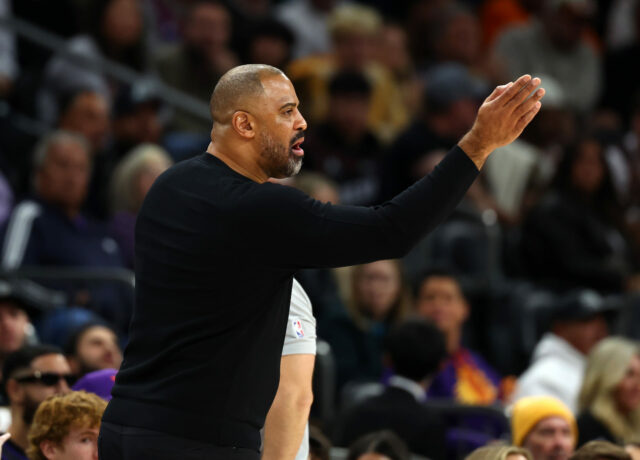 Ime Udoka konfrontuje Suns Fan kvôli hecovaniu 'LeBron Owns You' logo pochodového šialenstva