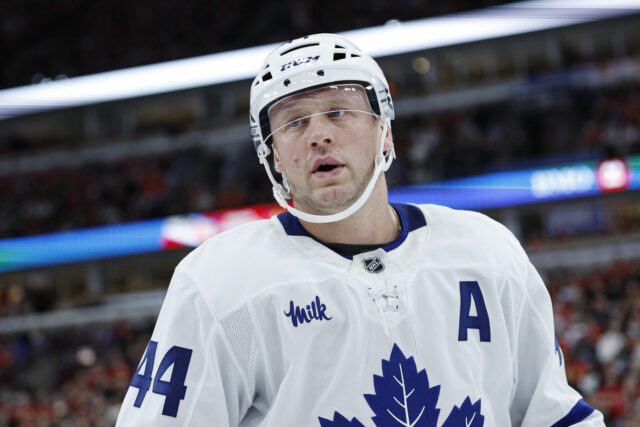 Insider uvádza 60 000 000 dolárov Maple Leafs D-man ako obchodný cieľ s Torontom, ktorý „hľadá všetky možnosti“ po ťažkom začiatku
