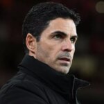 Bývalý hráč Arsenalu Robert Pires hovorí s Mikelom Artetom a Nachom Monrealom z Arsenalu po ich víťazstve vo finále FA Cupu s Budweiserom medzi Arsenalom a Hull City na štadióne Wembley 17. mája 2014 v Londýne v Anglicku.