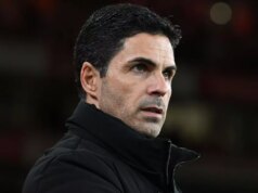 Išiel som na večeru so šéfom Arsenalu Mikelom Artetom – jeho správanie bolo výrečné. Bývalý hráč Arsenalu Robert Pires hovorí s Mikelom Artetom a Nachom Monrealom z Arsenalu po ich víťazstve vo finále FA Cupu s Budweiserom medzi Arsenalom a Hull City na štadióne Wembley 17. mája 2014 v Londýne v Anglicku.