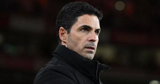 Išiel som na večeru so šéfom Arsenalu Mikelom Artetom – Bývalý hráč Arsenalu Robert Pires hovorí s Mikelom Artetom a Nachom Monrealom z Arsenalu po ich víťazstve vo finále FA Cupu s Budweiserom medzi Arsenalom a Hull City na štadióne Wembley 17. mája 2014 v Londýne v Anglicku.