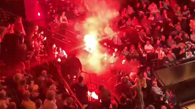 Izraelský orchester prerušil demonštrant so svetlicou | Protesty Izraelský orchester prerušil demonštrant so svetlicou | Protesty