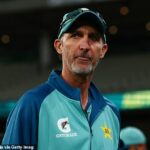 Jason Gillespie si myslí, že taktika Anglicka bombardovať Travisa Heada loptičkami v polovici ihriska bola veľká chyba
