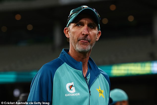 JASON GILLESPIE: Viem, akú do očí bijúcu chybu robia anglickí Jason Gillespie si myslí, že taktika Anglicka bombardovať Travisa Heada loptičkami v polovici ihriska bola veľká chyba