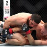 Jack Della Maddalena (vpravo) bol prekonaný dominantným Islamom Machačevom (Getty Images)