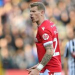 James McClean dostal v tejto sezóne osem žltých kariet a dva mu chýbajú trest na dva zápasy