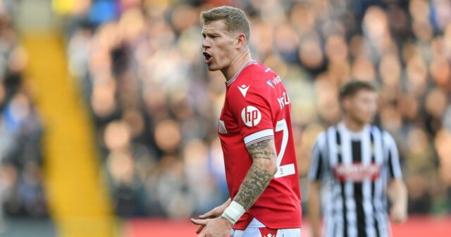 James McClean mohol opustiť Wrexham po tom, čo vyjadril frustráciu James McClean dostal v tejto sezóne osem žltých kariet a dva mu chýbajú trest na dva zápasy