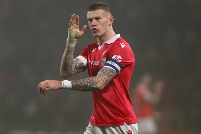 James McClean z Wrexhamu „hodil päsťou na fanúšika Cardiffu na Futbalový stĺp Adama Cleryho