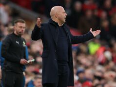 Jamie Carragher hovorí, že Arne Slot si nezaslúži rovnakú „bezpodmienečnú lásku“ ako predchodca Carragher si vybral Mohameda Salaha za mimoriadnu kritiku za to, že sa nepripojil ku kapitánovi Virgilovi van Dijkovi, aby čelil počas série porážok. (Peter Byrne/PA)