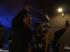 Jamie Carragher nesie svetlicu a pije plechovku piva s fanúšikmi Dortmundu na ich pochode na Etihad Jamie Carragher sa v stredu pripojil k fanúšikom Borussie Dortmund na ich predzápasovom pochode