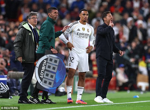 Jamie Carragher obviňuje Trenta Alexandra-Arnolda z oklamania fanúšikov Liverpoolu po Pravý obranca nastúpil v 81. minúte pre Ardu Gulera za očakávaného pískania a pískania, ktoré nasledovalo po každom jeho ďalšom dotyku, keď Real Madrid prehral s Liverpoolom 1:0.