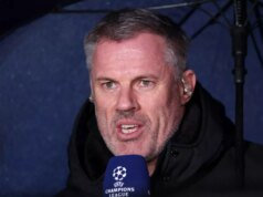 Jamie Carragher ukazuje skutočné farby Liverpoolu s vypískaním Trenta Alexandra-Arnolda Jamie Carragher pred televíznou kamerou.