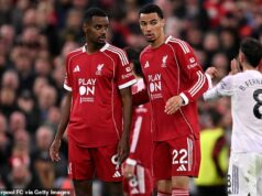 Jamie Carragher varuje, že Arne Slot má „myseľný“ problém, ktorý musí vyriešiť, aby naštartoval sezónu Liverpoolu po letných výdavkoch 446 miliónov libier Liverpool má problém so šampanským, pretože sa pokúša hrať na oboch svojich útočníkov - Alexandra Isaka a Huga Ektikeho