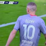 Jamie Vardy mal v nedeľu na chrbte košeľu Cremonese prezývku svojej manželky Rebeky.