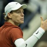 Jannik Sinner počas pohovoru na súde na Paris Masters 2025 (Zdroj: Getty)