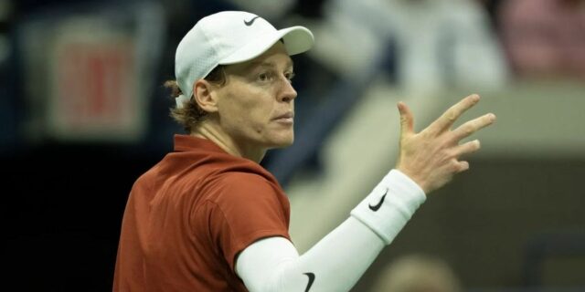 Jannik Sinner povedal, aby platil dane v Taliansku, aby dokázal Jannik Sinner počas pohovoru na súde na Paris Masters 2025 (Zdroj: Getty)