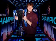 Jannik Sinner prekonal Carlosa Alcaraza v dvoch tesných setoch, aby si udržal svoju korunu vo finále ATP Sinner hrá v nedeľu Alcaraz. - Valerio Pennicino/Getty Images