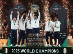 Jannik Sinner reaguje, keď Taliansko skompletizovalo daviscupový hetrik vďaka hrdinským hrdinstvám Flavia Cobolliho a Mattea Berrettiniho Cobolli reaguje po tom, čo doviedol Taliansko k víťazstvu (Getty Images pre ITF)