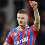 Adam Wharton sa rozcvičuje v Anglicku