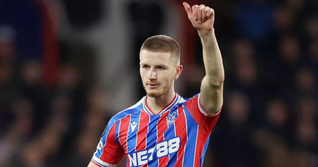 Adam Wharton sa rozcvičuje v Anglicku