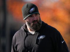 Jason Kelce bez košele zápasí s iným mužom v divokých scénach na parkovisku pred zápasom Eagles Jason Kelce usporiadal večierok na zadných dverách pred zápasom Philadelphia Eagles' Black Friday