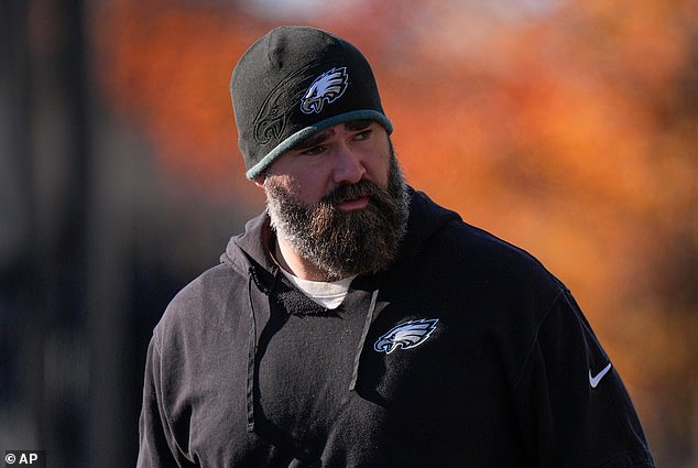 Jason Kelce bez košele zápasí s iným mužom v divokých Jason Kelce usporiadal večierok na zadných dverách pred zápasom Philadelphia Eagles' Black Friday