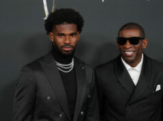 Jason Whitlock strieľa na Shedeura Sandersa a Coach Prime, zatiaľ čo Browns QB zapôsobí na prvý štart NFL logo pochodového šialenstva