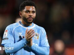 Jay Dasilva: Lídri šampionátu Coventry City budú po výbornom štarte hladní Jay Dasilva claps the crowd after a game for Coventry City
