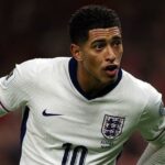 Jude Bellingham hovorí s manažérom Xabi Alonsom počas víťazstva Realu Madrid nad Juventusom v Lige majstrov UEFA v októbri 2025