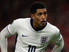 Je Bellingham Tuchel najlepší hráč alebo problém, ktorý treba vyriešiť? Jude Bellingham hovorí s manažérom Xabi Alonsom počas víťazstva Realu Madrid nad Juventusom v Lige majstrov UEFA v októbri 2025