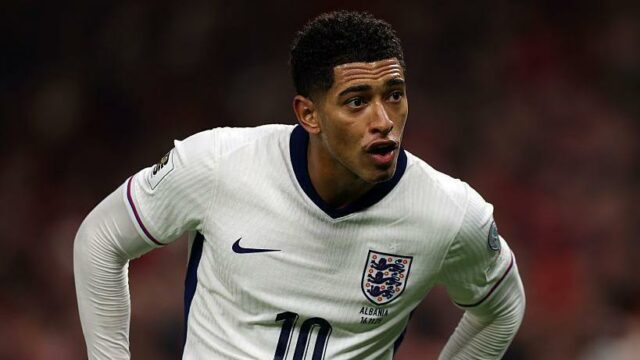 Je Bellingham Tuchel najlepší hráč alebo problém, ktorý treba vyriešiť? Jude Bellingham hovorí s manažérom Xabi Alonsom počas víťazstva Realu Madrid nad Juventusom v Lige majstrov UEFA v októbri 2025