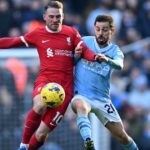 Alexis Mac Allister z Liverpoolu a Bernardo Silva z Manchestru City bojujú o držanie lopty počas zápasu Premier League medzi Manchester City a FC Liverpool na Etihad Stadium 25. novembra 2023 v Manchestri v Anglicku.