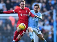 Je Man City vs Liverpool v televízii? Priamy prenos, čas výkopu a tímové správy Alexis Mac Allister z Liverpoolu a Bernardo Silva z Manchestru City bojujú o držanie lopty počas zápasu Premier League medzi Manchester City a FC Liverpool na Etihad Stadium 25. novembra 2023 v Manchestri v Anglicku.