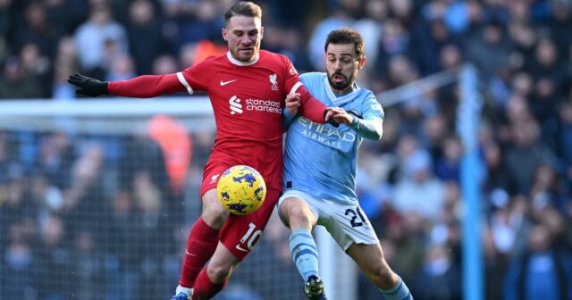 Je Man City vs Liverpool v televízii? Priamy prenos, čas Alexis Mac Allister z Liverpoolu a Bernardo Silva z Manchestru City bojujú o držanie lopty počas zápasu Premier League medzi Manchester City a FC Liverpool na Etihad Stadium 25. novembra 2023 v Manchestri v Anglicku.