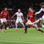 Rodrigo Bentancur z Tottenhamu Hotspur strelil druhý vyrovnávajúci gól pre svoj tím (2:2 počas zápasu Premier League medzi Manchestrom United a Tottenhamom Hotspur na Old Trafford 14. januára 2024 v Manchestri v Anglicku).