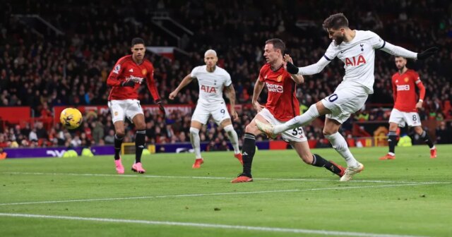 Je Tottenham vs Man Utd v televízii? Podrobnosti živého prenosu, Rodrigo Bentancur z Tottenhamu Hotspur strelil druhý vyrovnávajúci gól pre svoj tím (2:2 počas zápasu Premier League medzi Manchestrom United a Tottenhamom Hotspur na Old Trafford 14. januára 2024 v Manchestri v Anglicku).