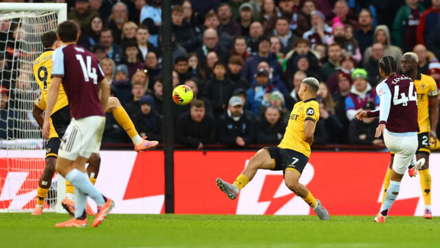 Boubacar Kamara skóre z okraja oblasti.