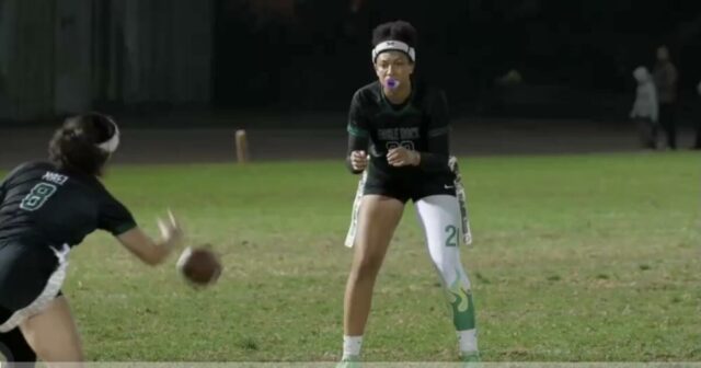 Je to Eagle Rock vs. Marshall for City girls vlajkový futbalový titul
