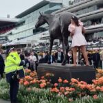 Návštevníčka pretekov sa stala virálnou po tom, čo sa pokúsila vyliezť na ikonickú sochu vo Flemingtone počas tohtoročného Melbourne Cupu.