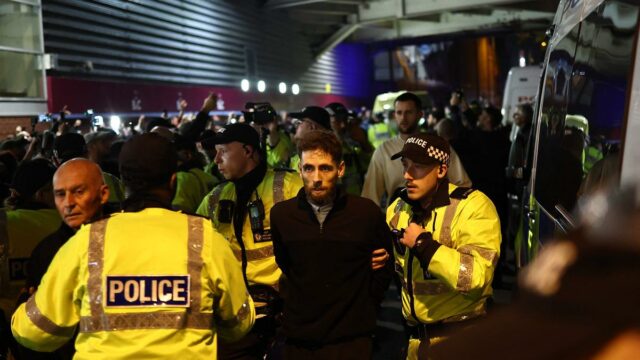 Jedenásť zatkli počas protestov pred zápasom Aston Villy proti izraelskému lightbox-info