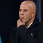 Snímka zo zápasu Man City vs Liverpool v tejto sezóne ukazuje, ako Haaland zakrivuje svoj beh, keď tlačí na brankára Liverpoolu a núti brankára, aby prihral Konatemu na pravý center späť.