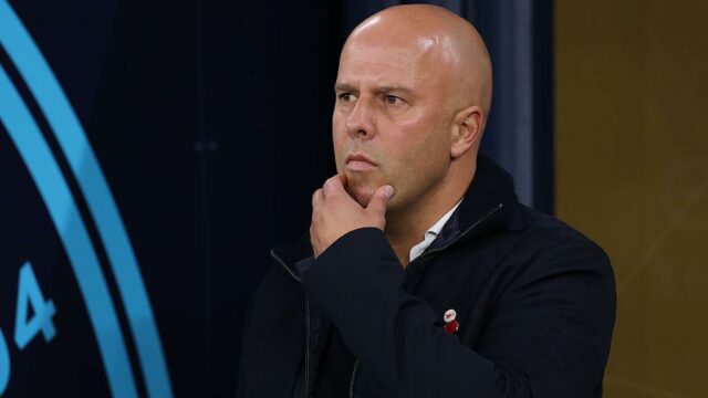 Snímka zo zápasu Man City vs Liverpool v tejto sezóne ukazuje, ako Haaland zakrivuje svoj beh, keď tlačí na brankára Liverpoolu a núti brankára, aby prihral Konatemu na pravý center späť.